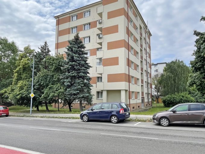 Bratislava Horna ulica Konfido ponuka 3 izbovy byt na predaj pohlad na bytovy dom z ulice