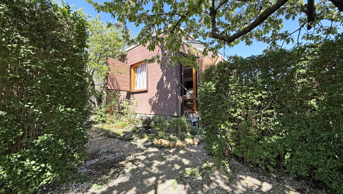 Bratislava Trnavka Zlate Piesky Konfido ponuka zahradu na predaj pohlad na chatku spod ceresne