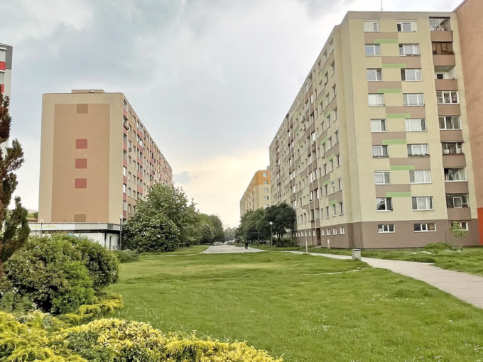Bratislava Zehrianska Konfido predaj 4 izboveho bytu pohlad na bytove domy z parku