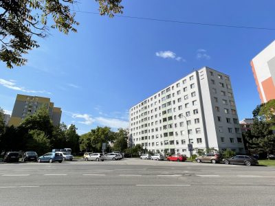 Petrzalka 4 izbovy byt na predaj pohlad na bytovy dom a okolie