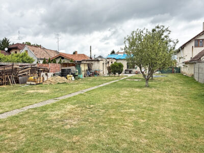 Puste Ulany Konfido ponuka na predaj pozemok 800 m2 so starým domom pohlad zo zadnej hranice pozemku