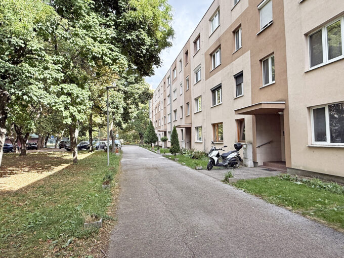 Senec Konfido ponuka na prenajom 3 izbovy byt Svatoplukova ulica pohlad na vstup do bytoveho domu