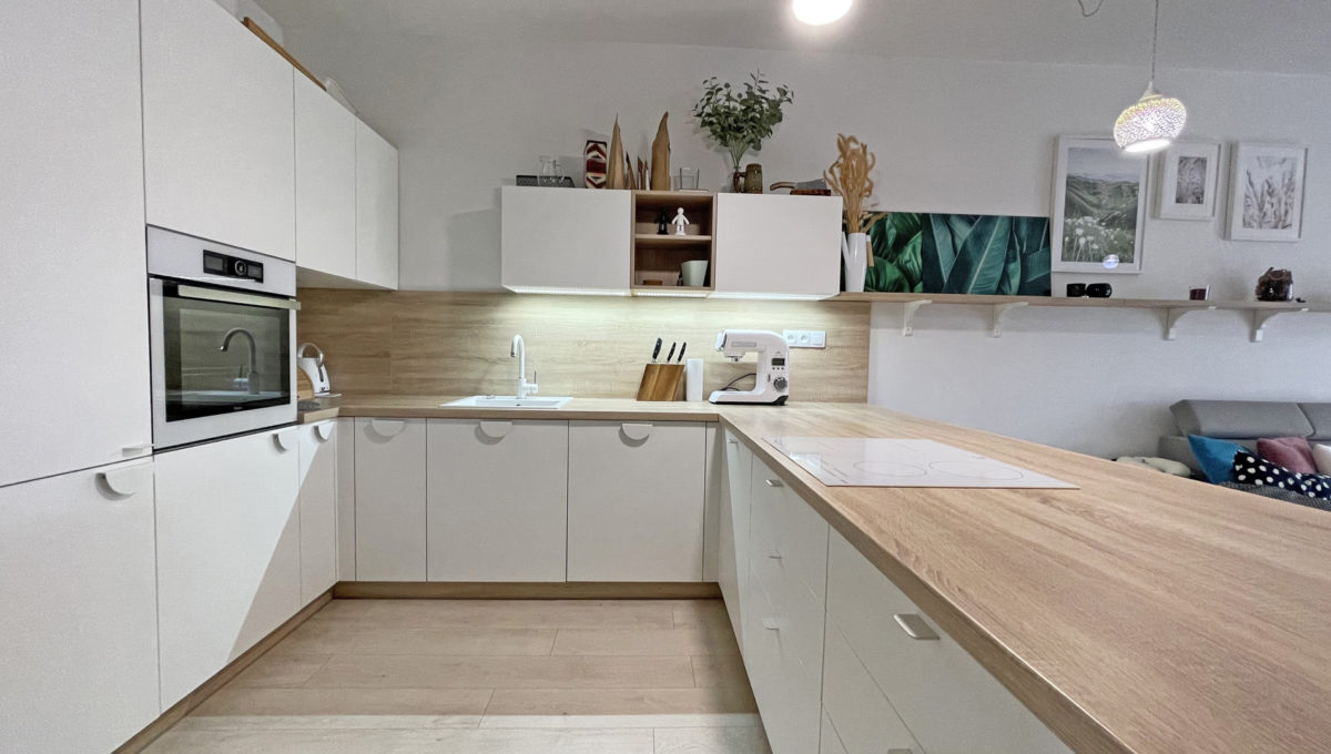 Bernolakovo Konfido 4 izbovy rodinny dom na predaj pohlad na krasnu kompletne zariadenu kuchynu