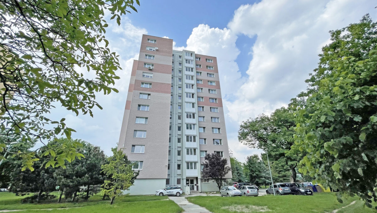 Bratislava Petrzalka Kopcianska ulica Konfido pohlad na vchod bytoveho domu 3 izboveho bytu