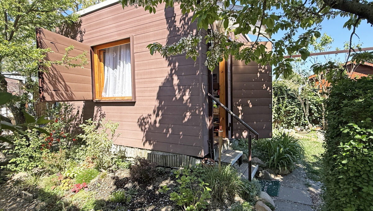 Bratislava Trnavka Zlate Piesky Konfido ponuka zahradu na predaj pohlad na okno a vstup do zahradnej chatky