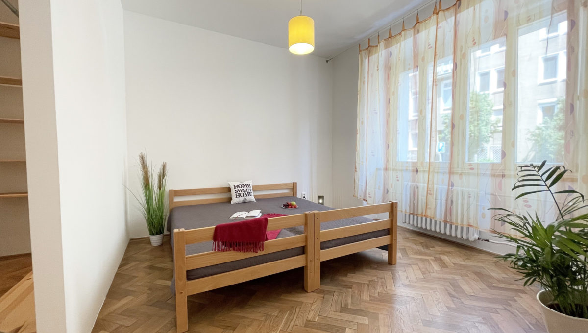 Konfido ponuka na prenajom Povraznicka ulica Bratislava 4 izbovy byt pohlad od dveri na spalnu so satnikom