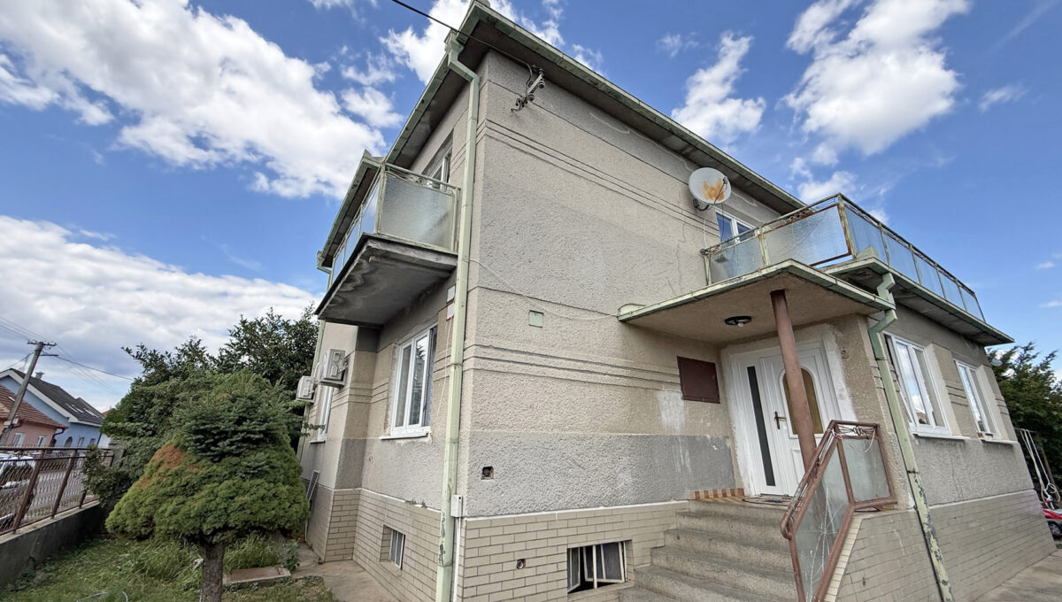 Senec Konfido ponuka na predaj rodinny dom velky pozemok pohlad na vstup do 4 izboveho domu