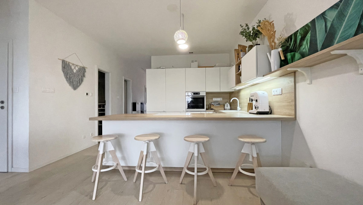 Bernolakovo Konfido 4 izbovy rodinny dom na predaj pohlad z obyvacej izby na kompletne vybavenu kuchynu