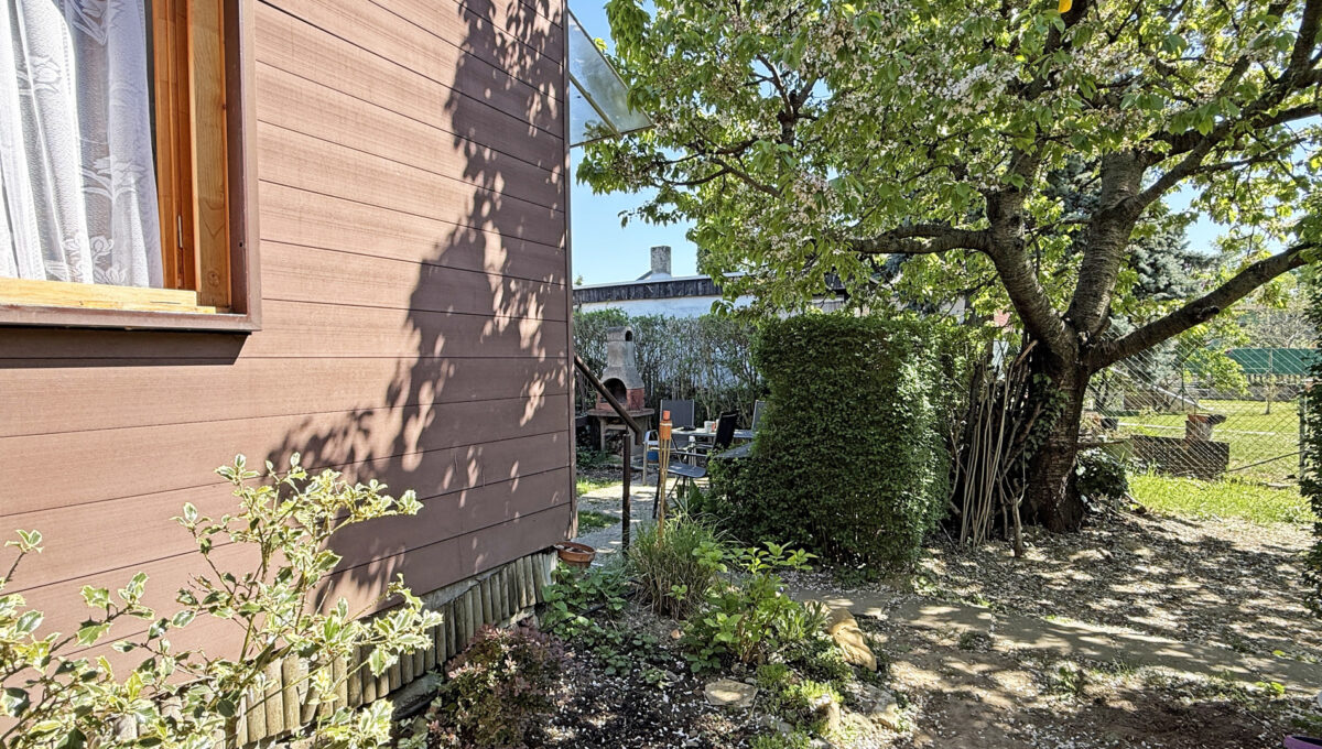 Bratislava Trnavka Zlate Piesky Konfido ponuka zahradu na predaj pohlad na cast chatky a blizsie okolie chatky