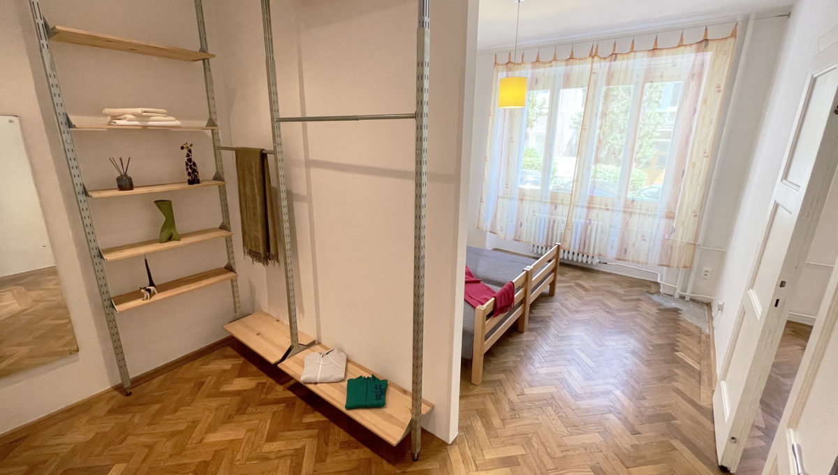 Konfido ponuka na prenajom Povraznicka ulica Bratislava 4 izbovy byt pohlad od dveri na cast spalne a satnik