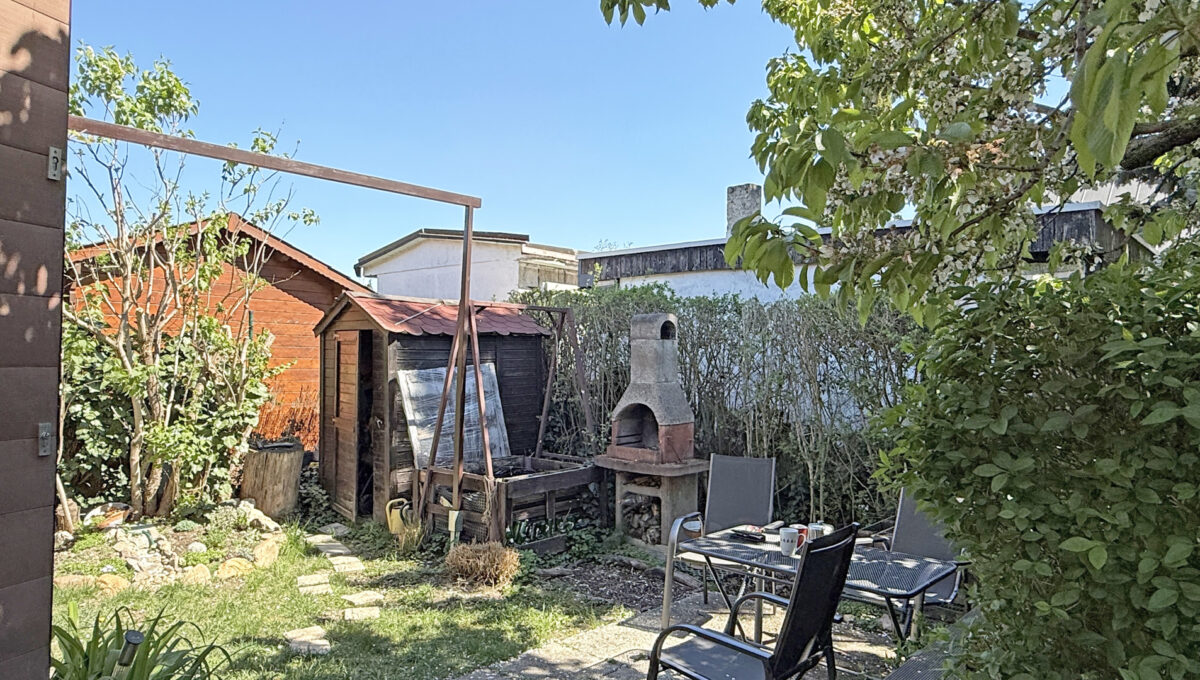 Bratislava Trnavka Zlate Piesky Konfido ponuka zahradu na predaj pohlad na posedenie a zazemie pri zahradnej chatke