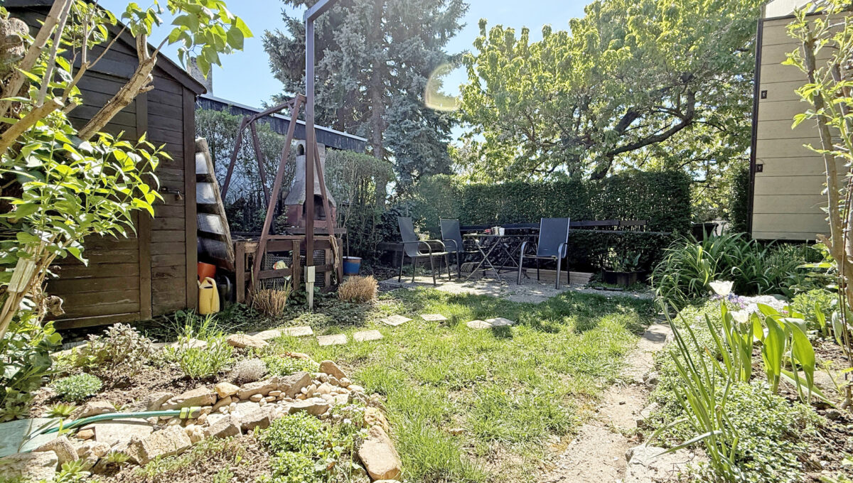 Bratislava Trnavka Zlate Piesky Konfido ponuka zahradu na predaj pohlad na posedenie pri zahradnej chatke