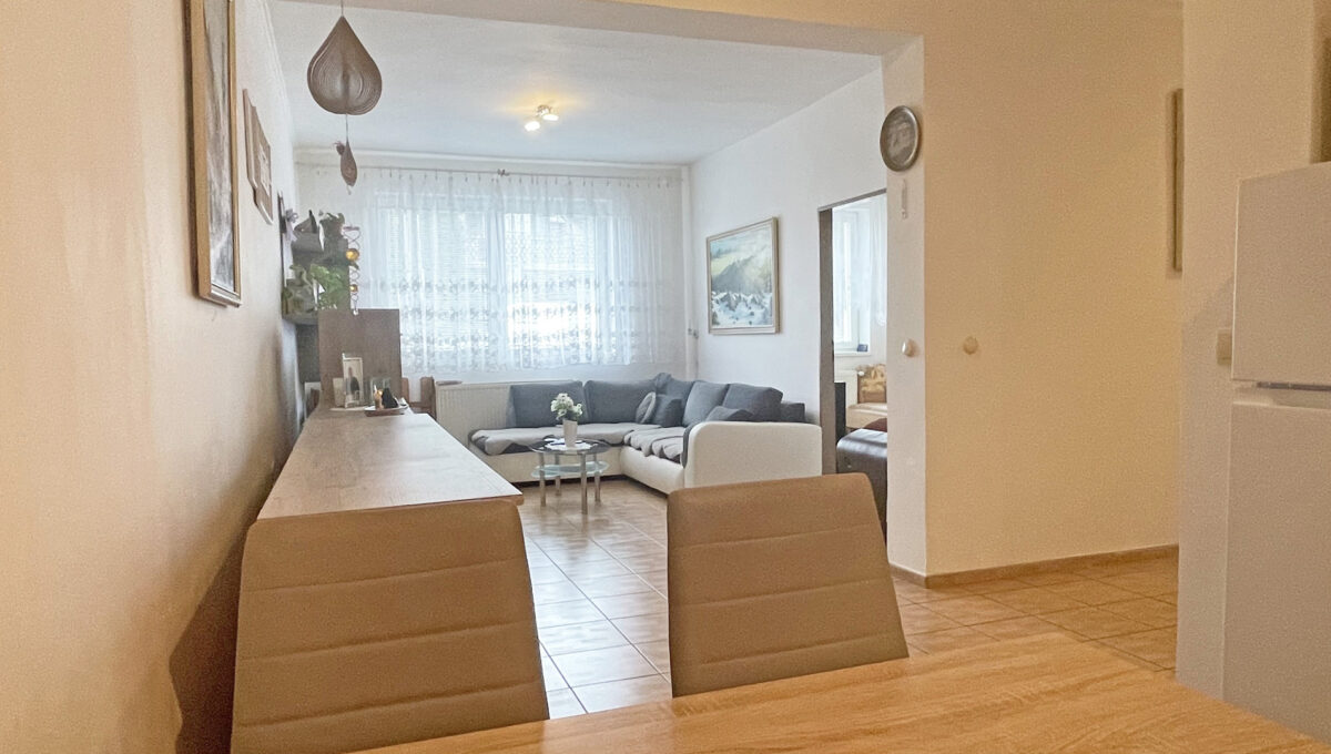 Konfido Janovce 5 izbovy rodinny dom na predaj pohlad z kuchyne na zariadenu obyvaciu izbu