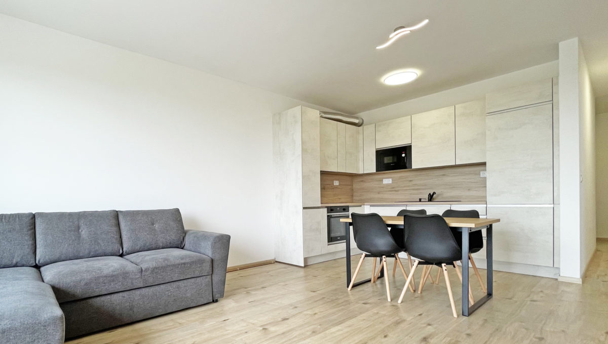 Bratislava Petrzalka Konfido 4 izbovy byt na prenajom novostavba pohlad na sedacku a kompletne zariadenu kuchynu so sedenim