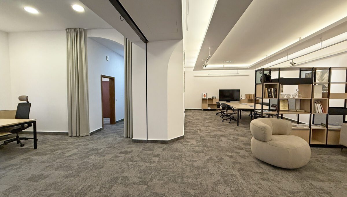 Bratislava Stare Mesto Panska ulica Konfido ponuka na predaj obchodny priestor centrum mesta pohlad na vstup do kuchynky a cast priestoru