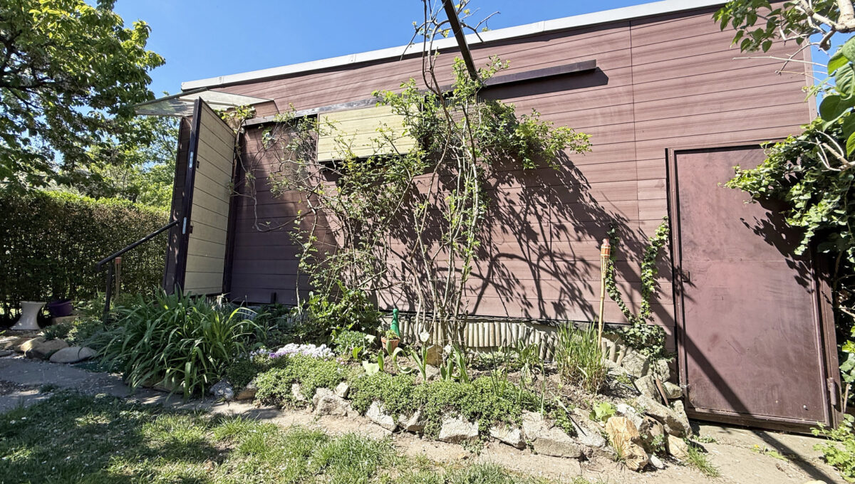 Bratislava Trnavka Zlate Piesky Konfido ponuka zahradu na predaj pohlad na zahradnu chatku so vstupom do chatky a do pivnice