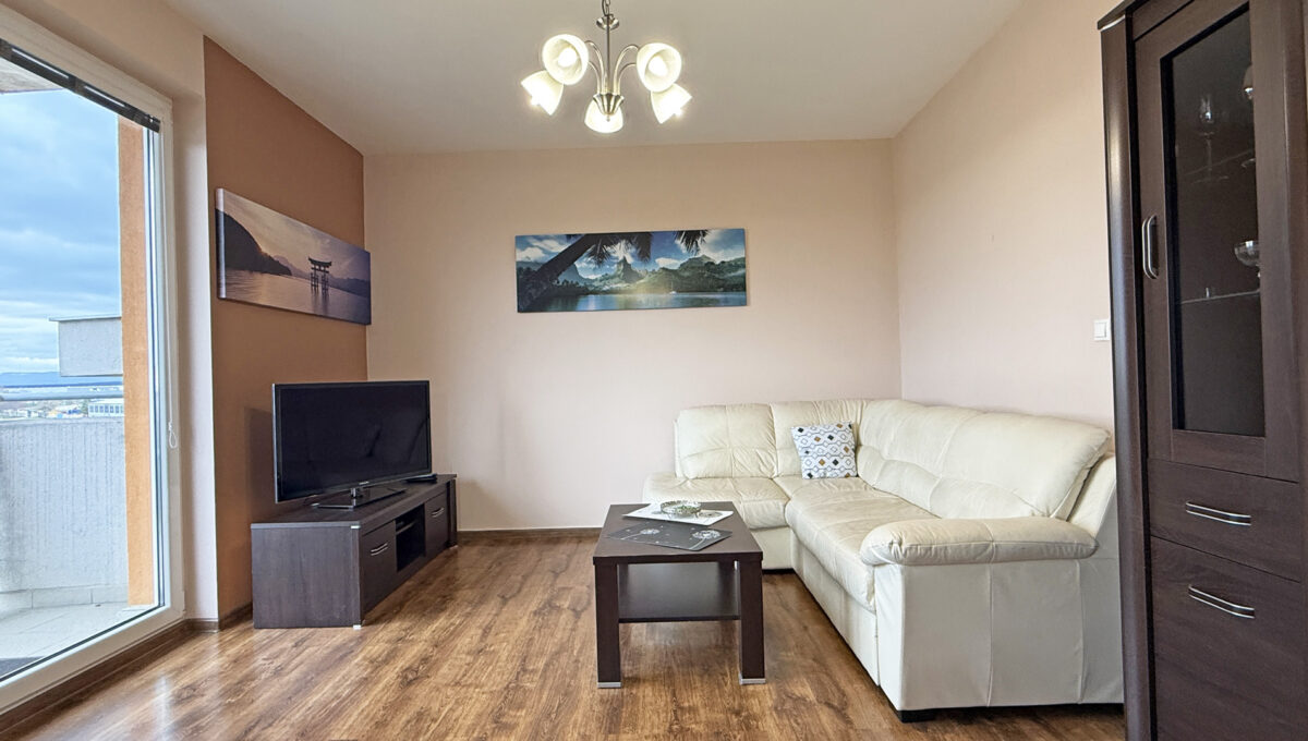 Konfido ponuka na predaj 2 izbovy byt Senec Pezinska ulica pohlad na obyvaciu izbu a vstup na balkon