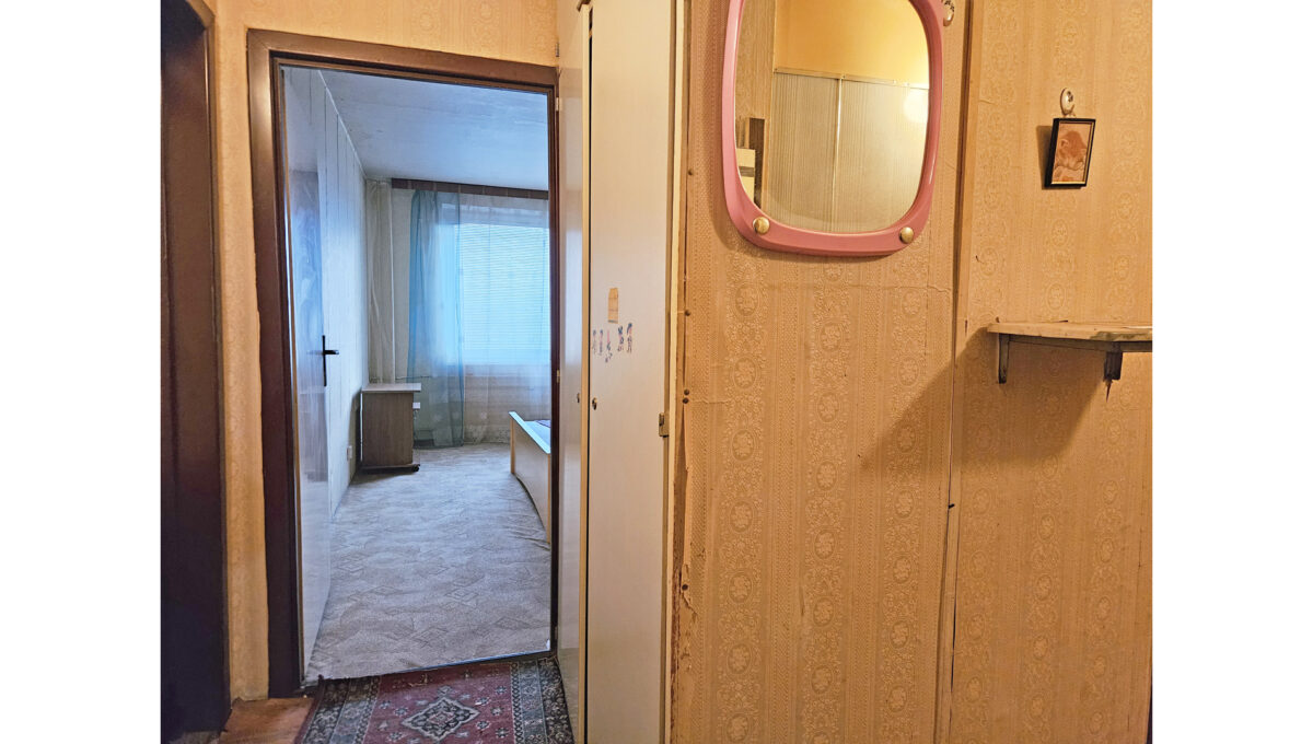 Levice Konfido ponuka na predaj 2 izbovy byt v povodnom stave v centre mesta pohlad na vstup do bytu a chodbu