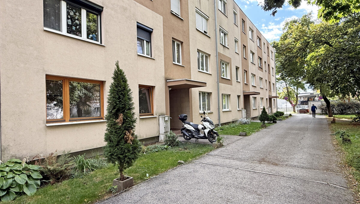 Senec Konfido ponuka na prenajom 3 izbovy byt Svatoplukova ulica pohlad z chodnika na bytovy dom
