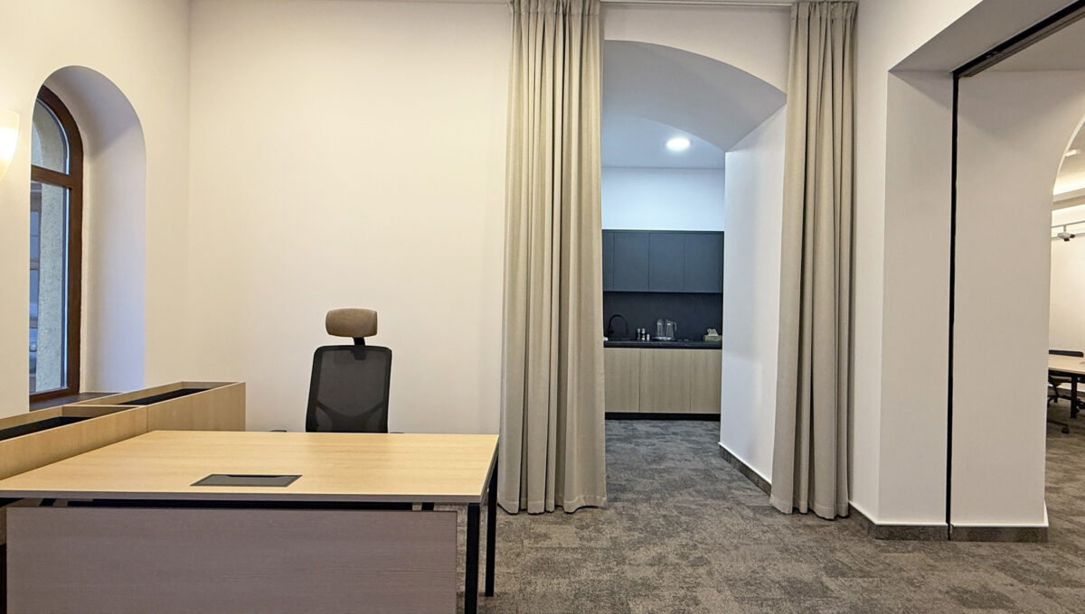 Bratislava Stare Mesto Panska ulica Konfido ponuka na predaj obchodny priestor centrum mesta pohlad na vstup do kuchynky a pracovny stol