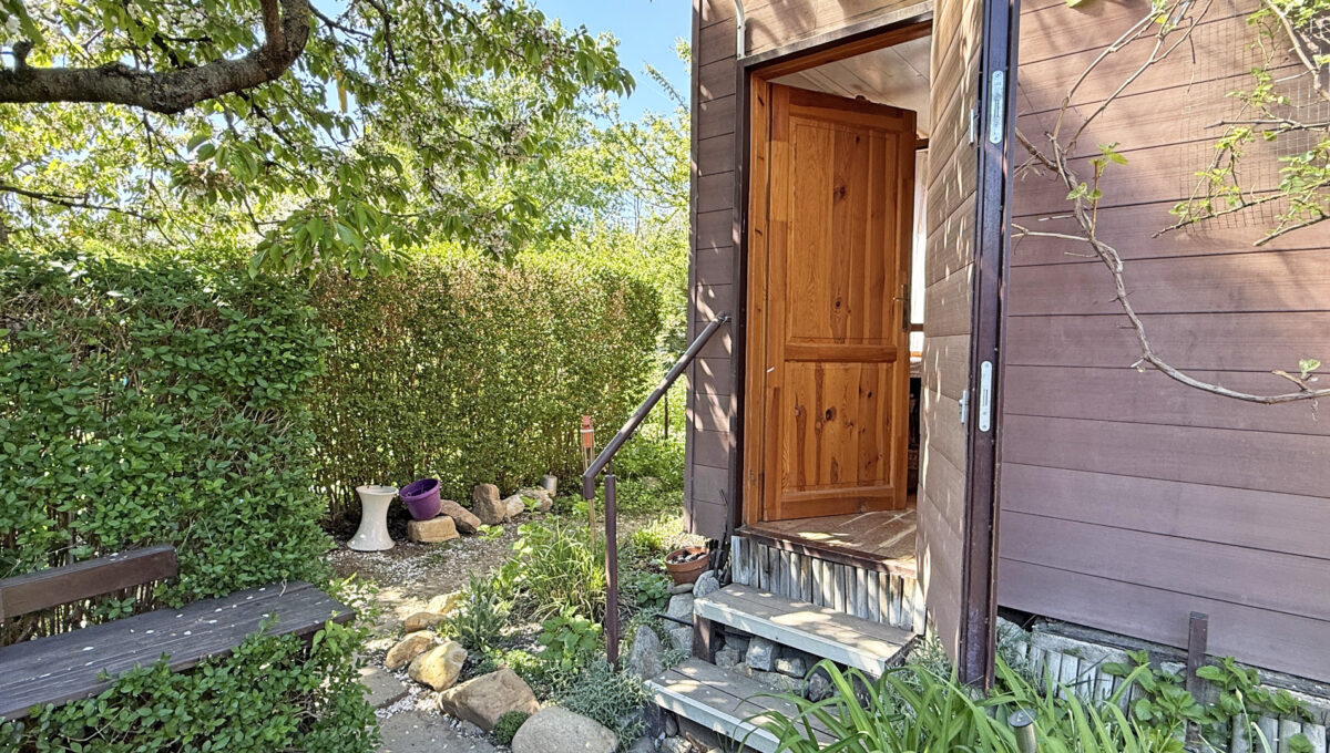 Bratislava Trnavka Zlate Piesky Konfido ponuka zahradu na predaj pohlad na vstup do chatky