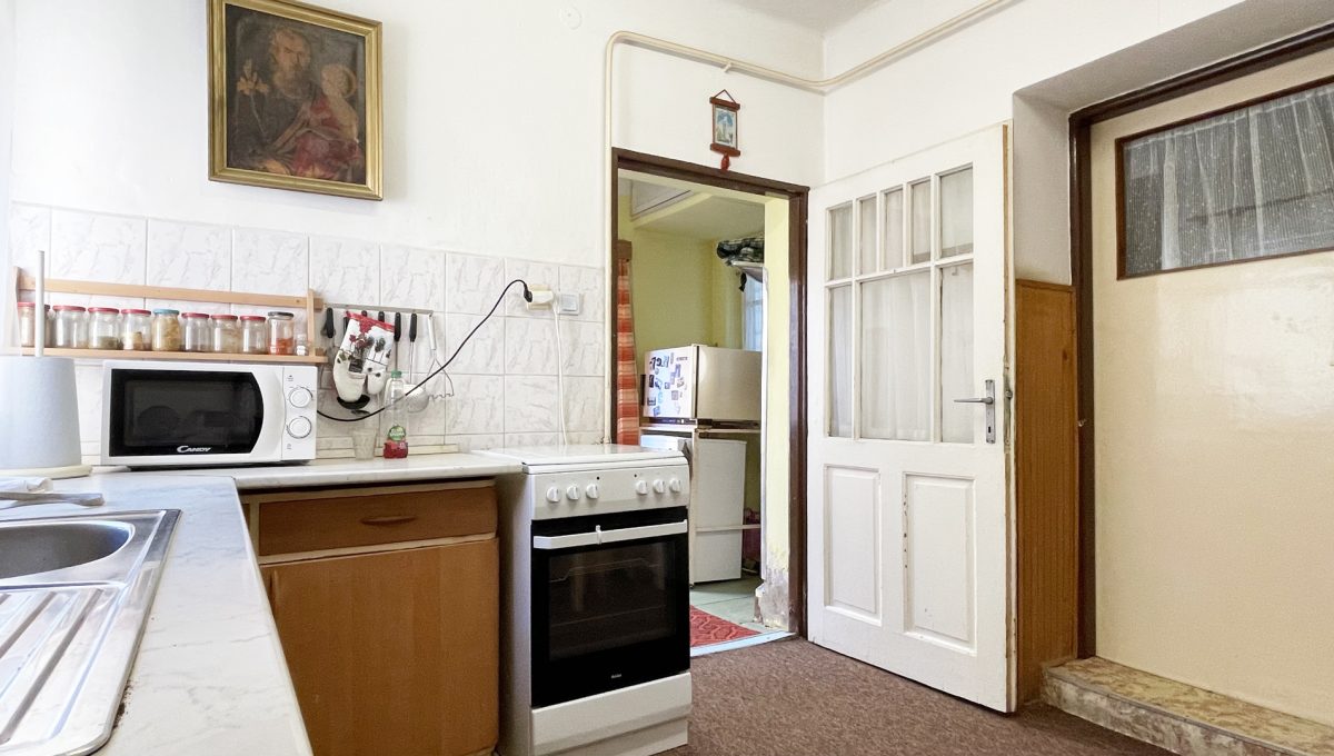 Velky Biel Zeleznicna 4 izbovy rodinny dom na predaj Konfido pohlad na kuchynu a vstup do kuchyne a do izby