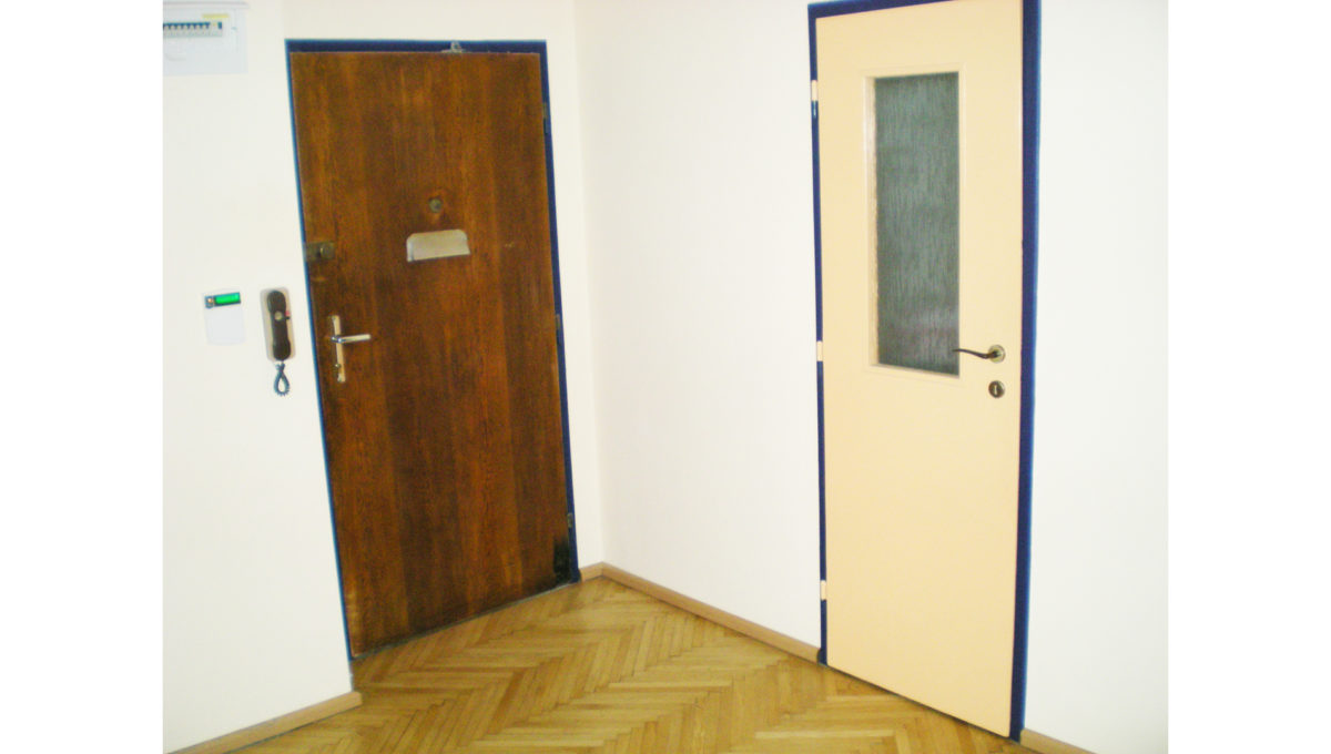 Bratislava Francisciho Konfido prenajom 2 izboveho bytu pohlad na vstupne dvere a vstup do satnika