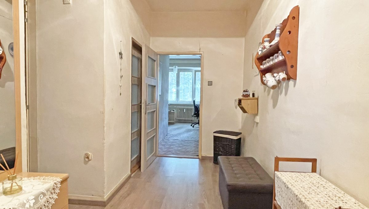 Bratislava Horna ulica Konfido ponuka 3 izbovy byt na predaj pohlad od vstupnych dveri na predsien so vstupmi do izieb