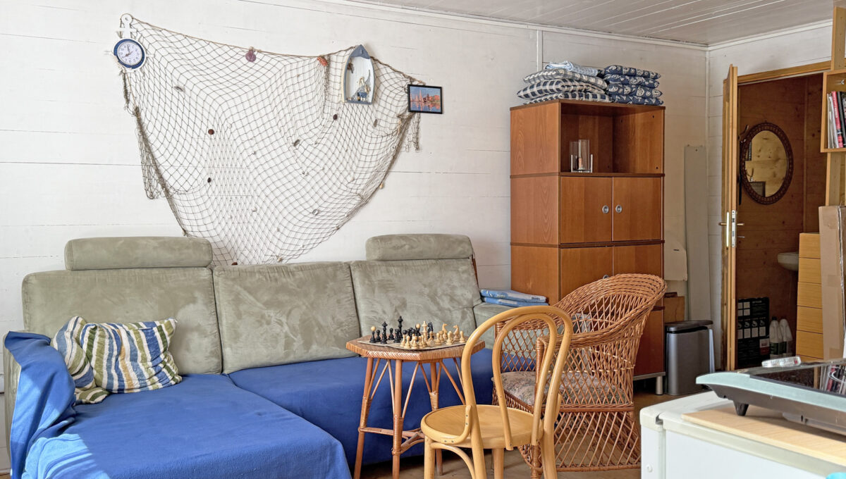 Bratislava Trnavka Zlate Piesky Konfido ponuka zahradu na predaj pohlad na interier zahradnej chatky