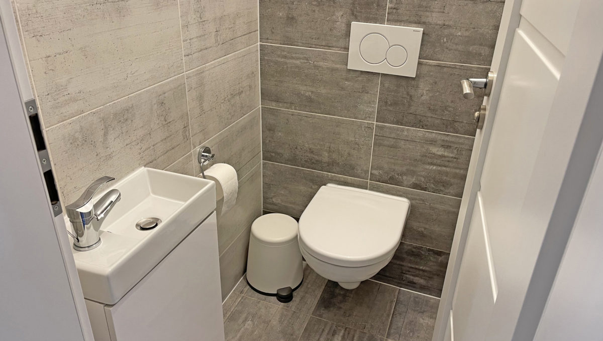 Bernolakovo Konfido 4 izbovy rodinny dom na predaj pohlad na samostatnu toaletu s umyvadlom