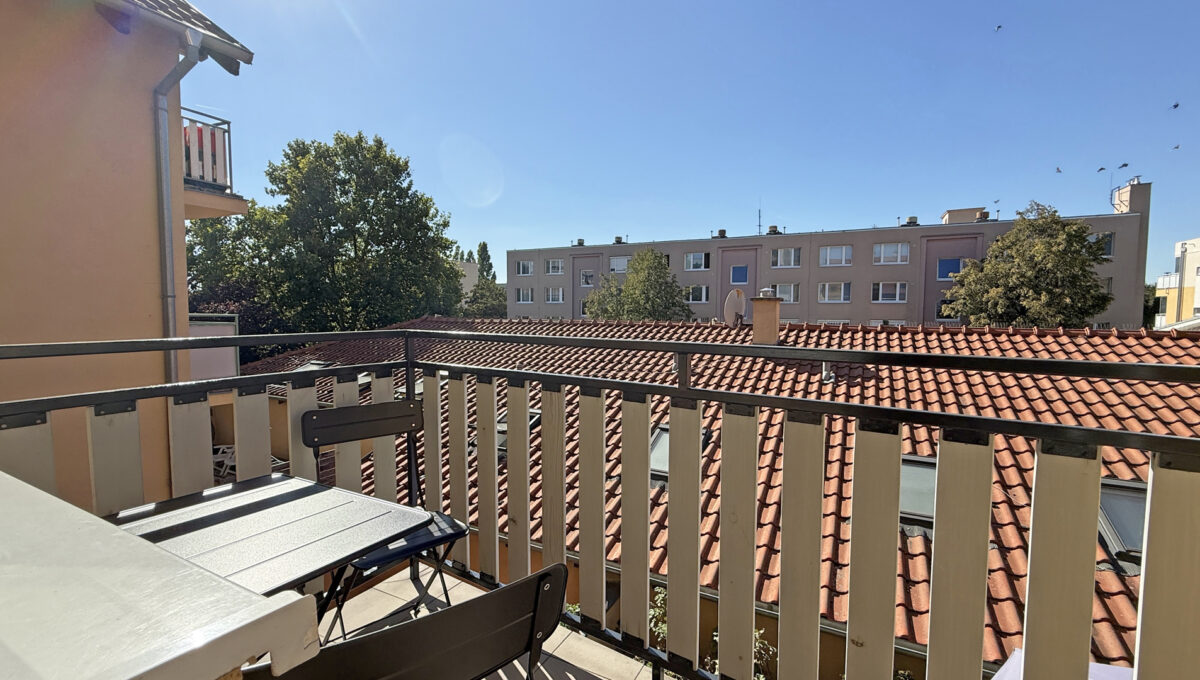 Senec Konfido ponuka 3 izbovy byt na prenajom Kysucka ulica pohlad na balkon a vyhlad z balkona