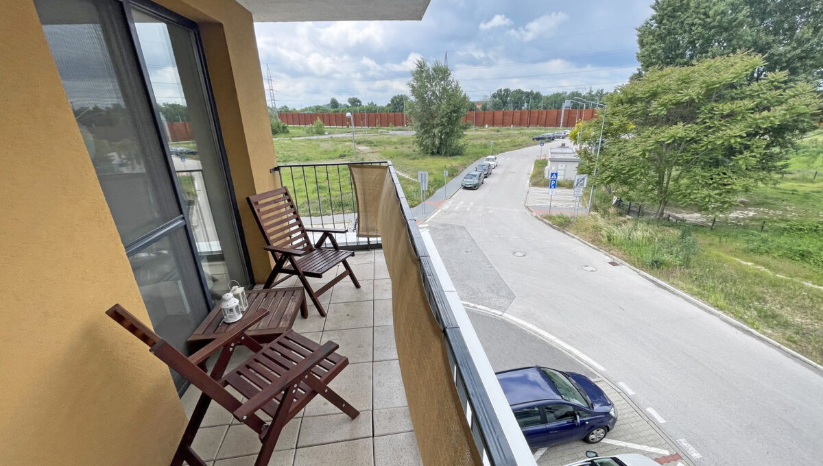 Bratislava Bajkalska Novy Ruzinov Konfido ponuka 2 izbovy byt s lodziou na prenajom pohlad na sedenie na lodzii a vyhlad na parkovacie miesto