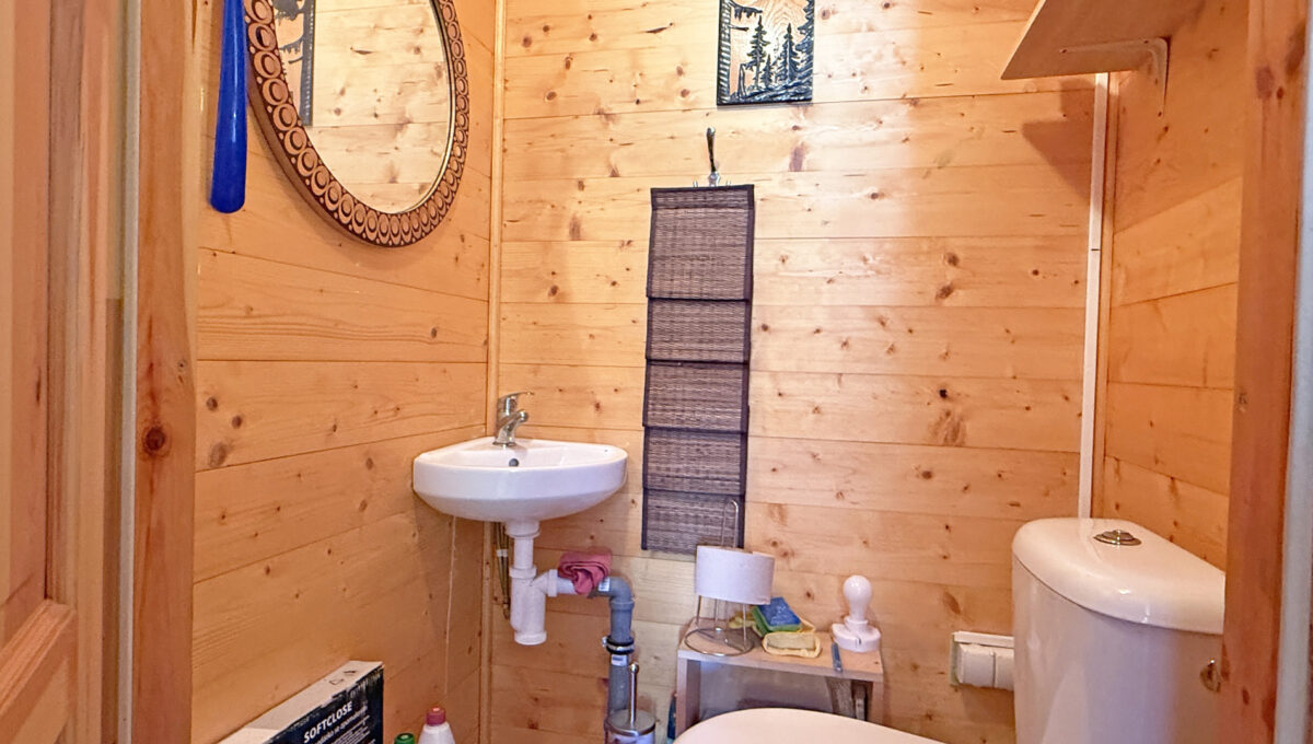 Bratislava Trnavka Zlate Piesky Konfido ponuka zahradu na predaj pohlad na toaletu s umyvadlom v zahradnej chatke
