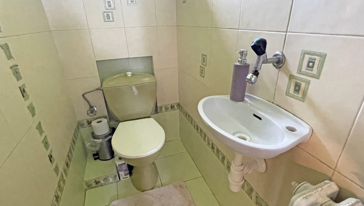 Bernolakovo Polovnicka ulica 5 izbovy rodinny dom na predaj Konfido pohlad na samostatnu toaletu s umyvadlom