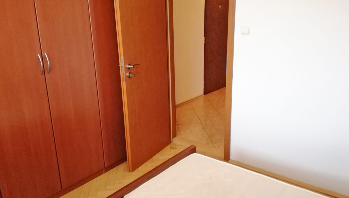 Konfido ponuka na predaj Senec Svatoplukova 3 izbovy byt pohlad na vstup do spalne s roldorovou skrinou