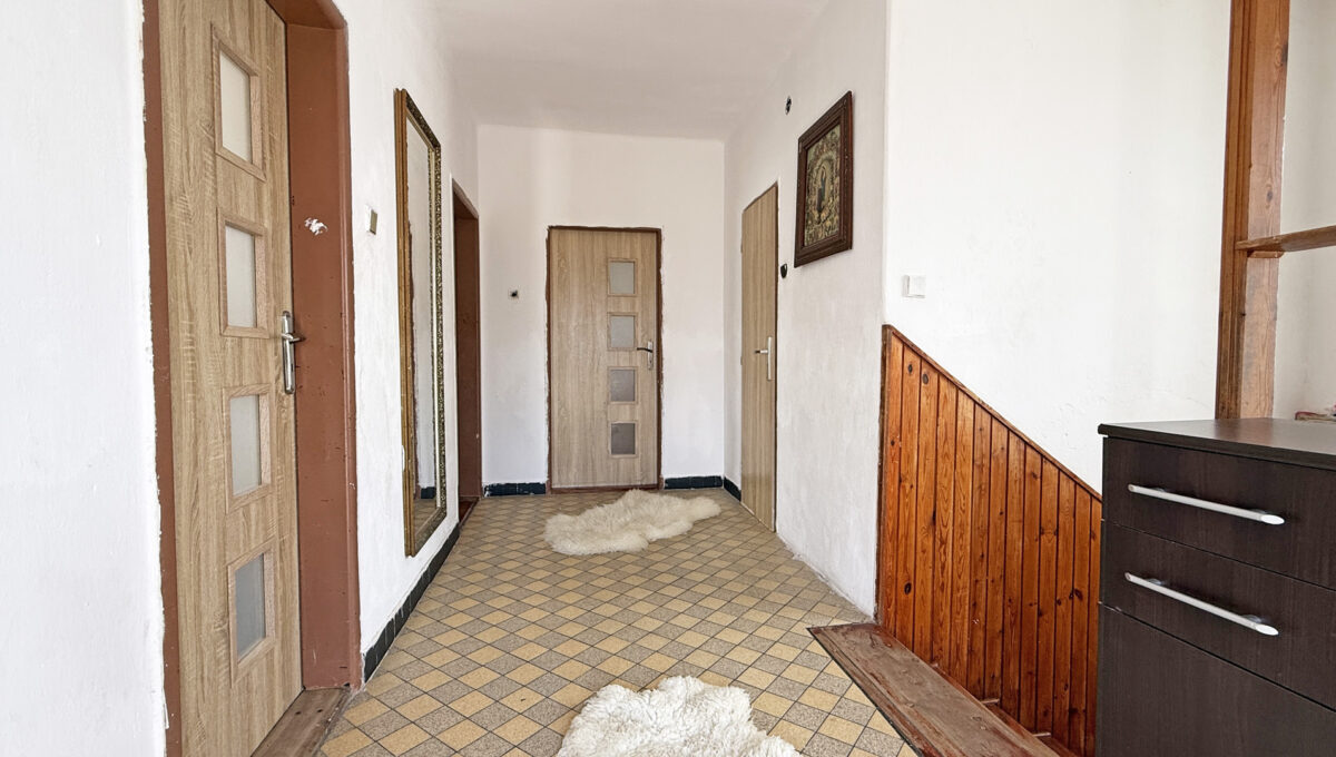 Senec Konfido ponuka na predaj rodinny dom velky pozemok pohlad chodbu so vstupmi do izieb na poschodi