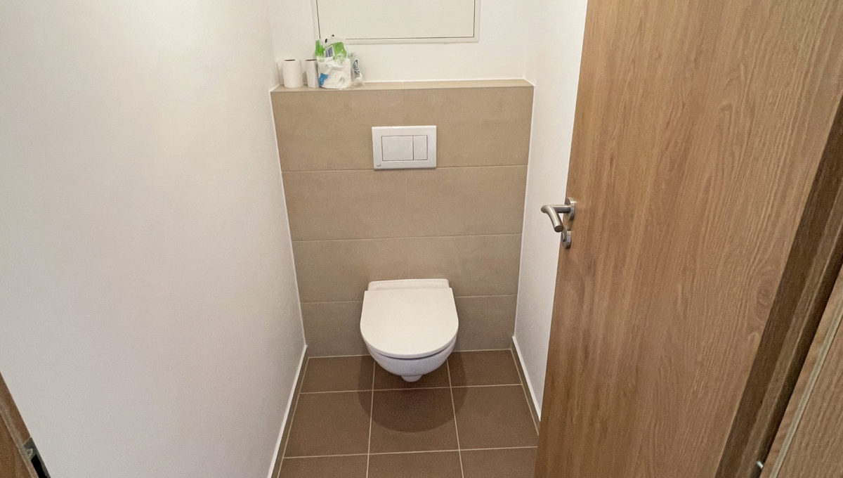Bratislava Petrzalka Konfido 4 izbovy byt na prenajom novostavba pohlad na toaletu