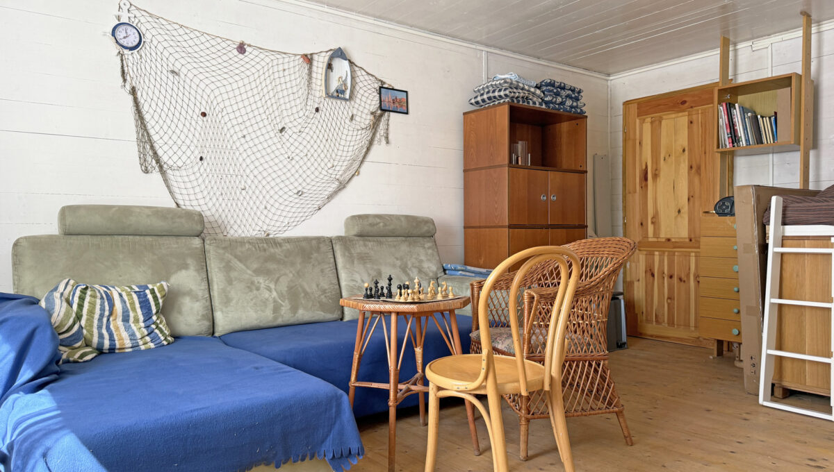 Bratislava Trnavka Zlate Piesky Konfido ponuka zahradu na predaj pohlad od vstupu na interier zahradnej chatky