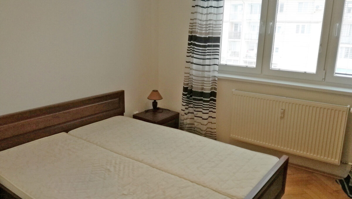 Konfido ponuka na predaj Senec Svatoplukova 3 izbovy byt pohlad od vstupnych dveri na postel v spalni