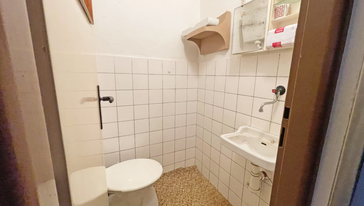 Rovinka 4 izbovy rodinny dom s peknym pozemkom na predaj pohlad samostatnu toaletu s umyvadlom