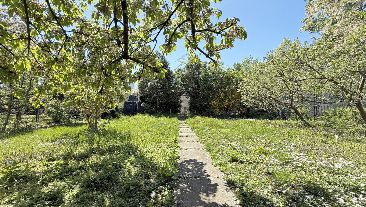 Bratislava Trnavka Zlate Piesky Konfido ponuka zahradu na predaj pohlad na pristupovy chodnik