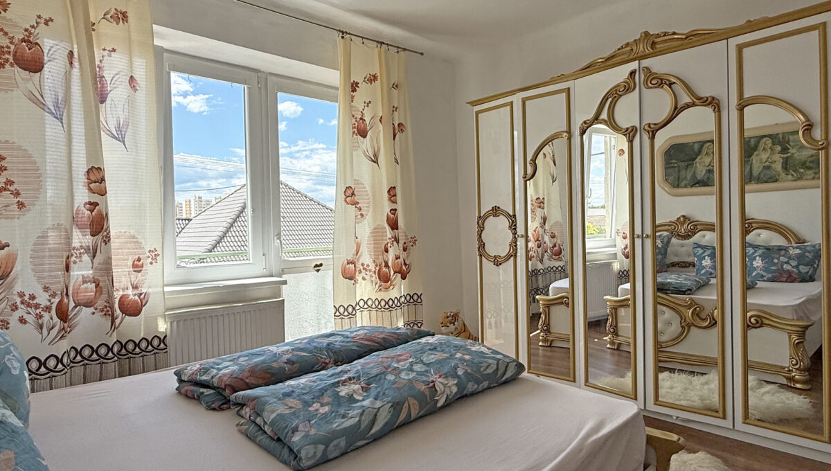 Senec Konfido ponuka na predaj rodinny dom velky pozemok pohlad na zariadenu spalnu so vstupom na balkon