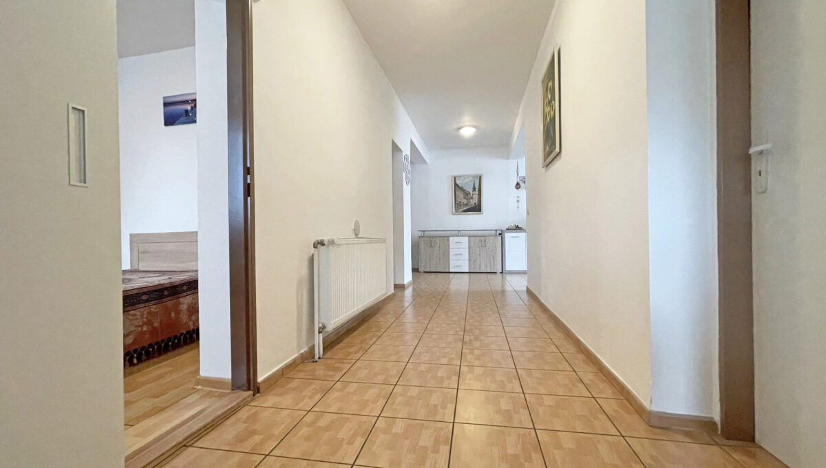 Konfido Janovce 5 izbovy rodinny dom na predaj pohlad na chodbu so vstupom do prechodnej spalne
