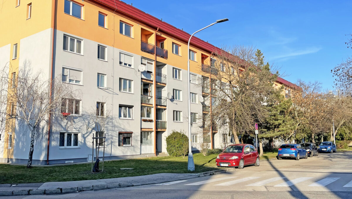 Konfido ponuka na predaj Senec Svatoplukova 3 izbovy byt pohlad na bytovy dom z cesty