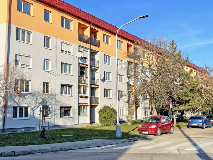 Konfido ponuka na predaj Senec Svatoplukova 3 izbovy byt pohlad na bytovy dom z cesty