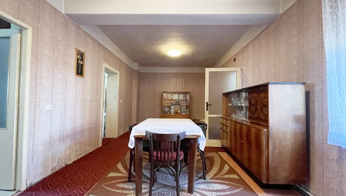 Velky Biel Zeleznicna 4 izbovy rodinny dom na predaj Konfido pohlad na zariadenu obyvaciu izbu
