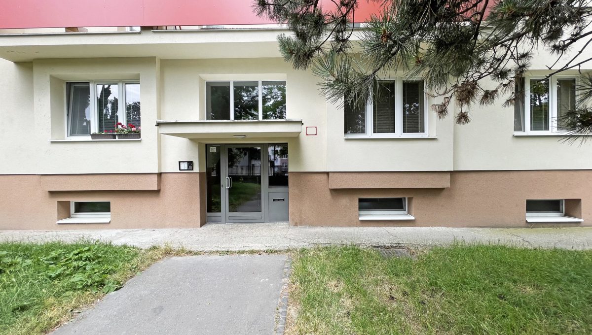 Bratislava Horna ulica Konfido ponuka 3 izbovy byt na predaj pohlad na vchod do bytoveho domu