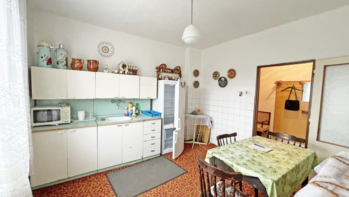 Rovinka 4 izbovy rodinny dom s peknym pozemkom na predaj pohlad od okna na kuchynu