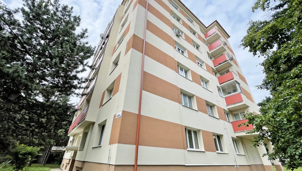 Bratislava Horna ulica Konfido ponuka 3 izbovy byt na predaj pohlad na bytovy dom s oknami bytu