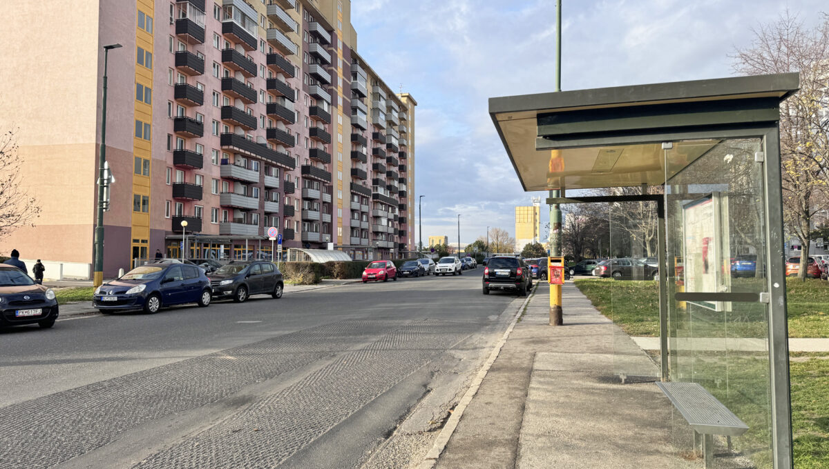 Bratislava Petrzalka Vysehradska Konfido ponuka 1 izbovy byt garsonka na predaj pohlad na bytovy dom a zastavku autobusu mhd